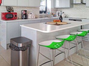 Een vaatwasser, een kinderstoel