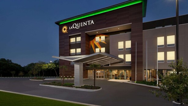 Ein modernes Hotel mit einem auffälligen Schild mit der Aufschrift "LA QUINTA".