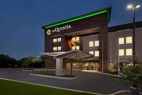 Exterior. La Quinta Inn & Suites by Wyndham San Antonio Seaworld/LAFB