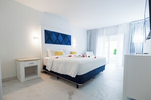 高档床上用品、客房内保险箱、办公桌、笔记本电脑工作区