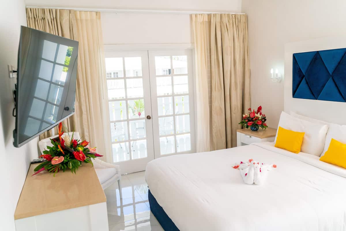 Premium bedding, in-room safe, desk, laptop workspace