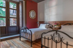 2 habitaciones, escritorio, tabla de planchar con plancha y wifi gratis 