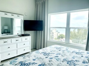 2 habitaciones, escritorio y tabla de planchar con plancha