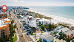 Un paysage urbain côtier avec une plage, des bâtiments et une route.