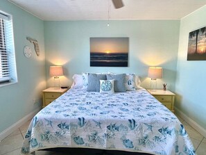 2 chambres, bureau, fer et planche à repasser, lit de bébé portatif