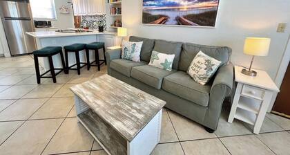 2 Bedroom in Paradise, 250 Steps from Beach / Pool