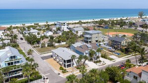 Una zona residencial costera con casas, un campo de béisbol y una playa.