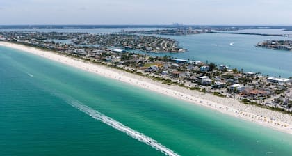 A Hidden Gem Steps to Pass-a-Grille Beach-Dog Ok!