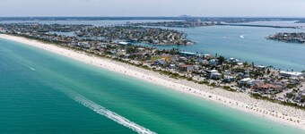 A Hidden Gem Steps to Pass-a-Grille Beach-Dog Ok!