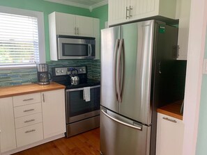 Frigorífico, microondas, horno y placa de cocina