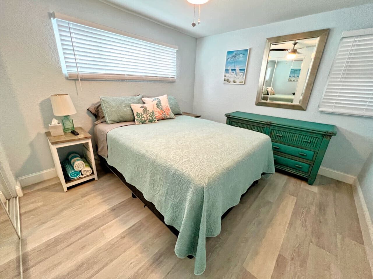 1 chambre, bureau, fer et planche à repasser, lit de bébé portatif