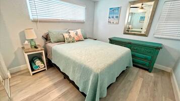 1 chambre, bureau, fer et planche à repasser, lit de bébé portatif