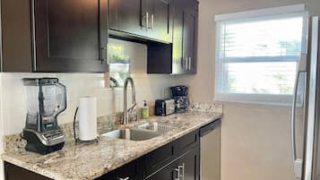 Réfrigérateur, micro-ondes, cafetiÚre/bouilloire, grille-pain