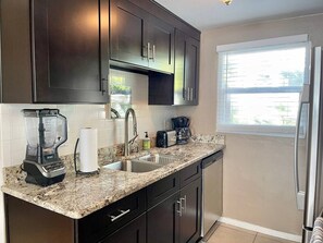 Réfrigérateur, micro-ondes, cafetière/bouilloire, grille-pain