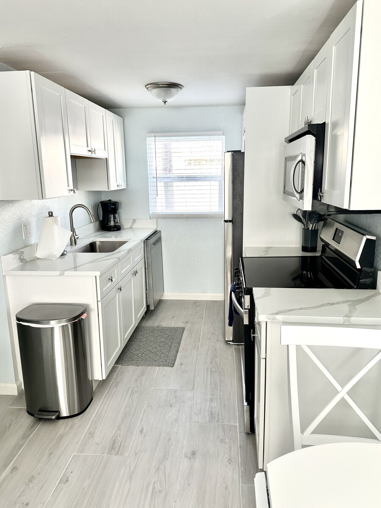 Een koelkast, een magnetron, een koffiezetapparaat/waterkoker