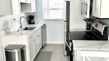 Een koelkast, een magnetron, een koffiezetapparaat/waterkoker