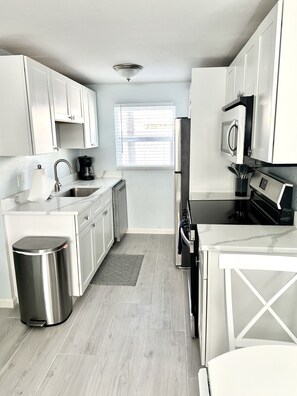 Kjøleskap, mikrobølgeovn, kaffetrakter/tekoker og brødrister