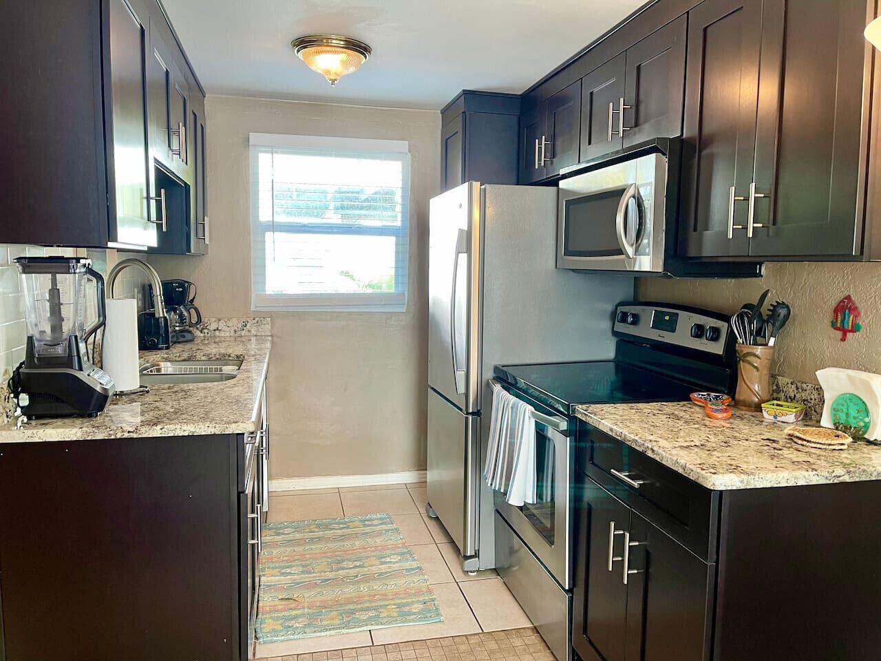 Jääkaappi, mikroaaltouuni, kahvin-/teenkeitin, leivänpaahdin