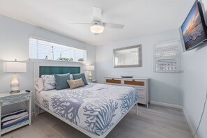 1 habitación, escritorio, tabla de planchar con plancha y cuna de viaje 