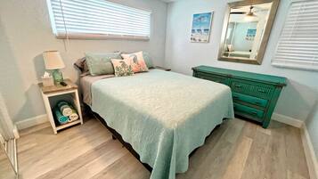 1 soverom, skrivebord, strykejern/-brett og reiseseng for barn