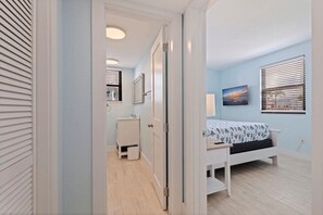 1 Schlafzimmer, Schreibtisch, Bügeleisen/Bügelbrett, Reisekinderbett