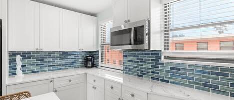 冰箱、微波炉、烤箱、炉灶