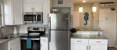 Fridge, oven, stovetop, coffee/tea maker