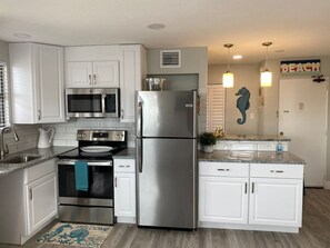 Frigorifero, forno, piano cottura, macchina per tè/caffè