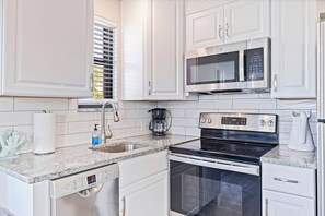 Refrigerador, horno, parrilla de estufa y cafetera y tetera 