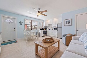 Un appartement moderne comprenant une cuisine, un coin repas et un salon.
