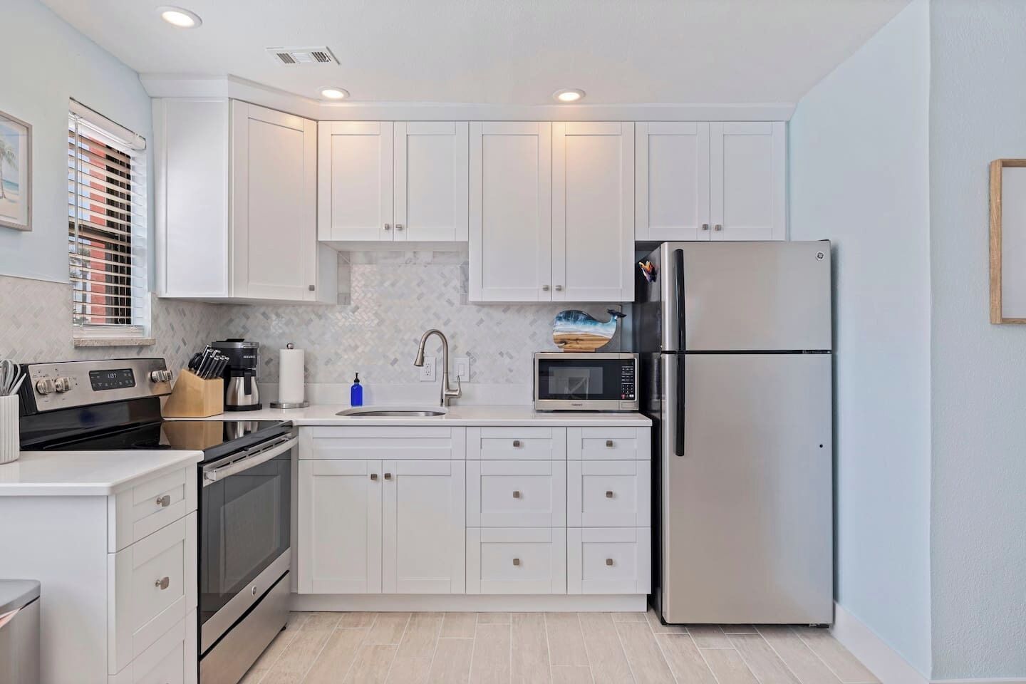 Coffee/tea maker, fridge, microwave, oven
