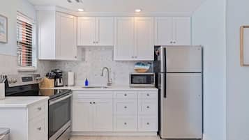 Coffee/tea maker, fridge, microwave, oven
