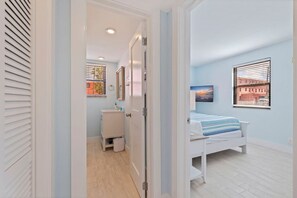 1 chambre, bureau, fer et planche à repasser, lit parapluie