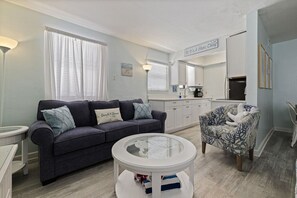 TV - Steps from Upham Beach & Pool (Saint Pete Beach)