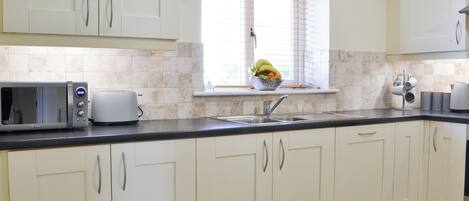 Lavavajillas, trona infantil y congelador