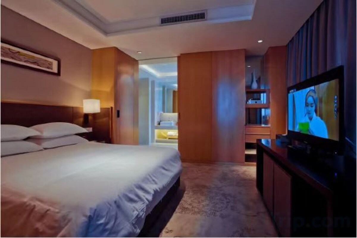 Business Queen Room