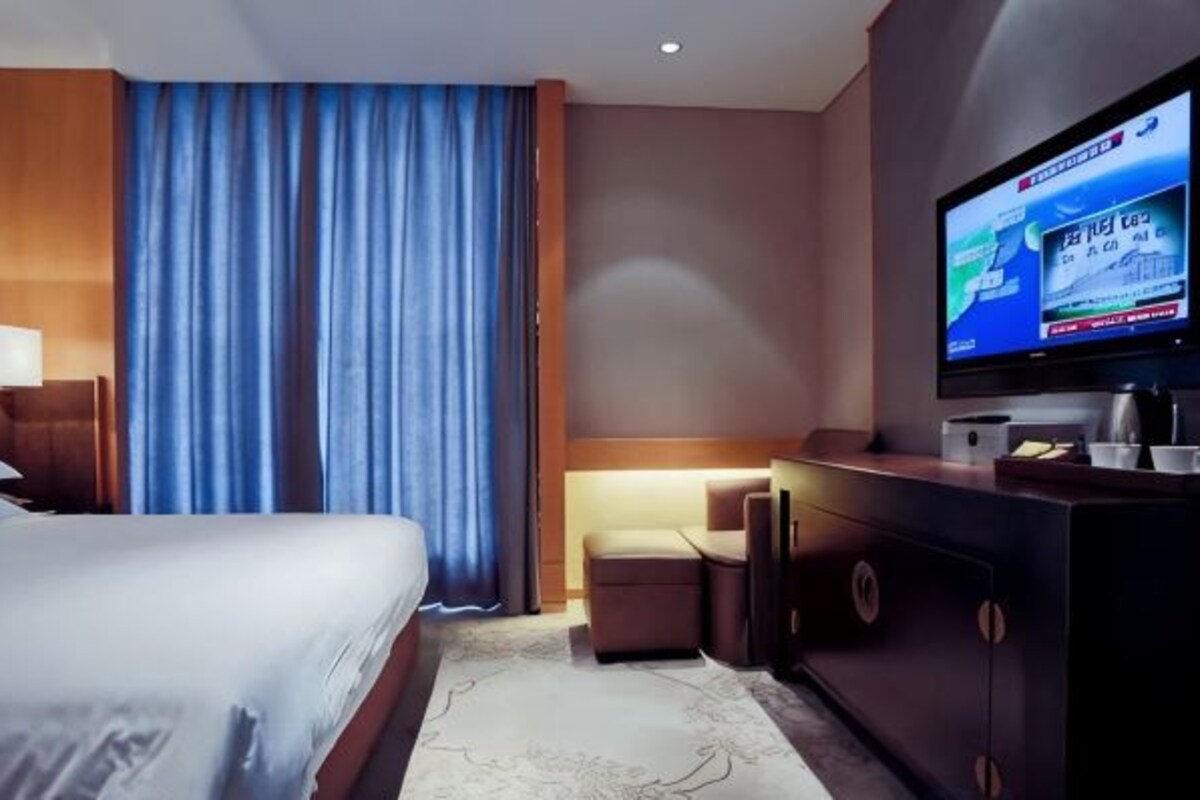 Business Queen Room