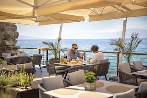 Outdoor dining - Aminess Younique Gaia Green Villas (Omisalj)