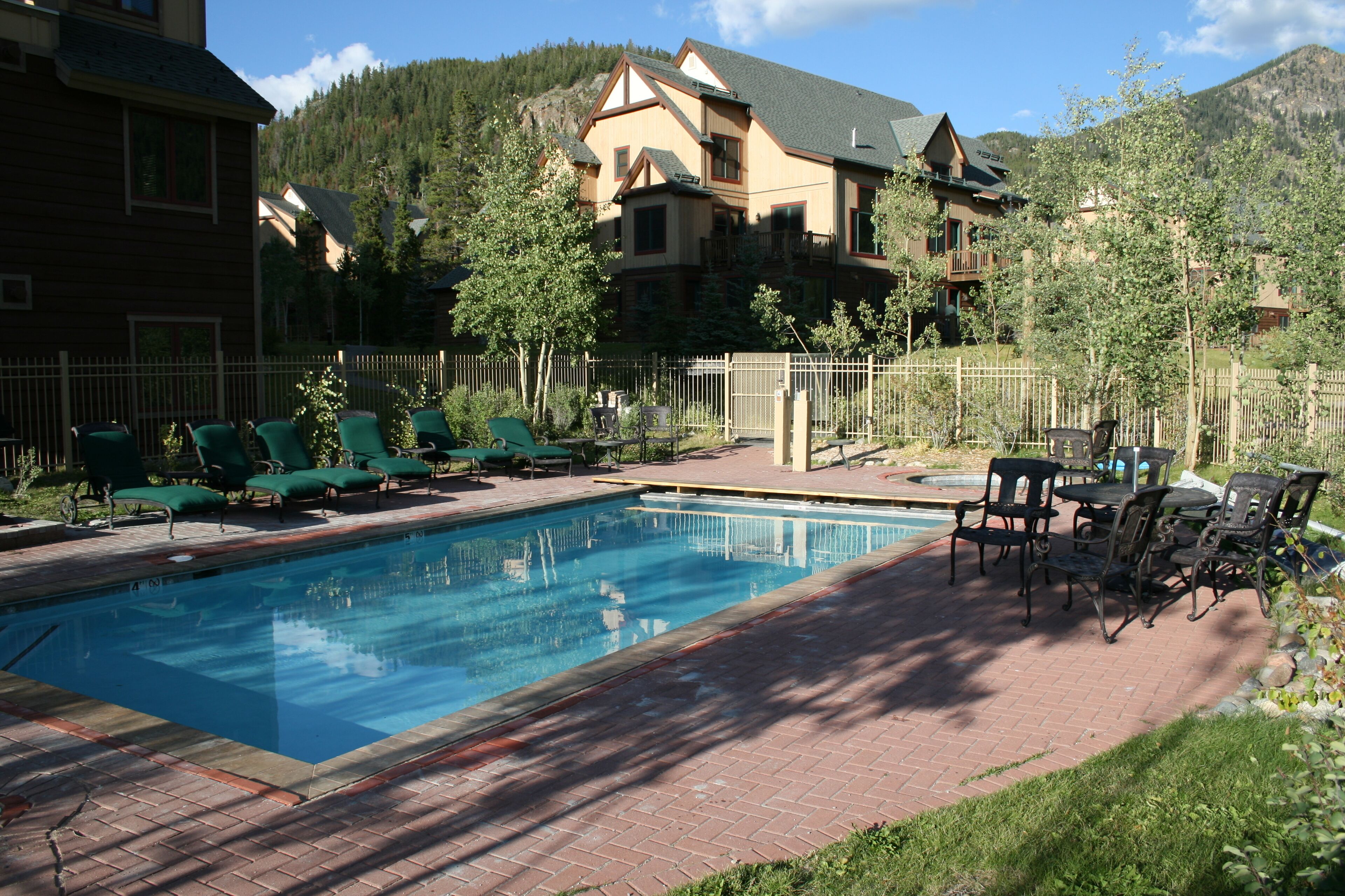 Apartamento Premier, 2 habitaciones, patio, vistas a la montaña (Red Hawk Lodge 2211) | Piscina al aire libre | Una piscina al aire libre, tumbonas