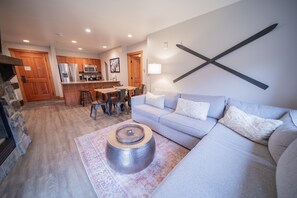 Condo premier, 2 quartos, varanda, vista para a montanha (Red Hawk Lodge 2211) | Área de estar | TV de tela plana 42 polegadas com canais a cabo, smart TV, lareira