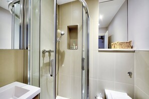 Shower, towels, soap, shampoo - GuestReady - Elegant Apt in Old Town Edinburgh (Edinburgh)