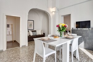 apartman, 1 hálószobával | Nappalirész | Tévé