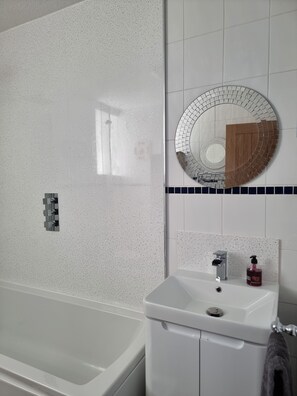 Chambre Double Supérieure (Captain's Cabin) | Salle de bain | Sèche-cheveux, serviettes fournies, savon, shampoing