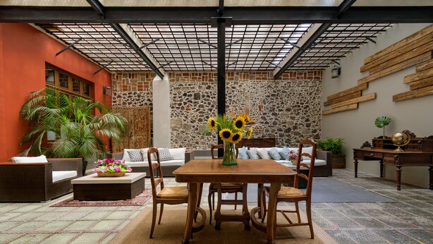 Amplio espacio interior con mesa de comedor, sillas y diversas opciones de asientos.