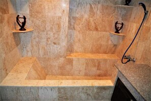 Appartement | Badkamer | Een bad/douchecombinatie, een diep bad, handdoeken