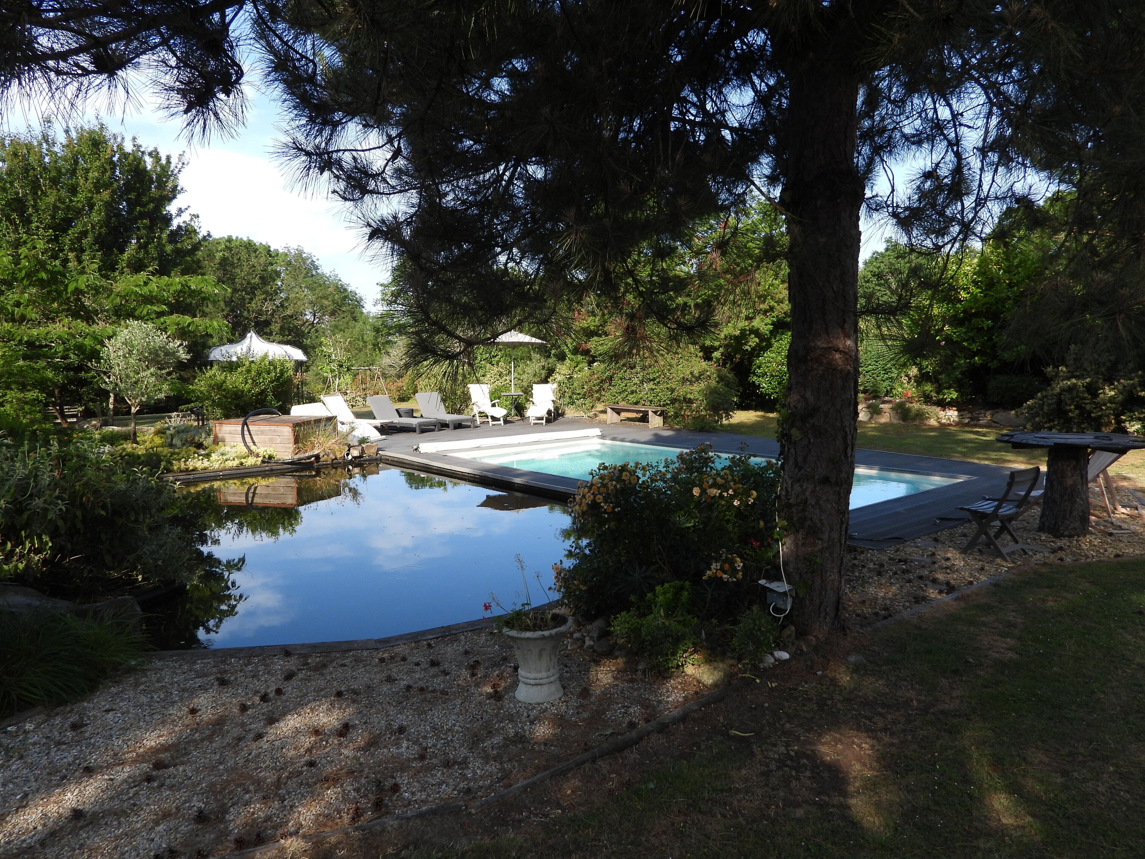 Een buitenzwembad en een verwarmd zwembad