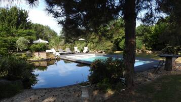 Een buitenzwembad en een verwarmd zwembad