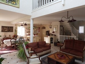 Télévision, lecteur de DVD, table de tennis de table, livres