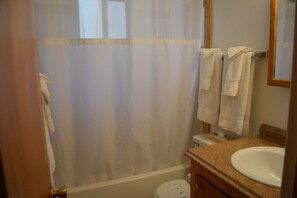Combined shower/bathtub, hair dryer, towels