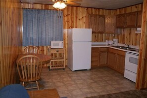 Kühlschrank, Ofen, Wasserkocher mit Kaffee-/Teezubehör